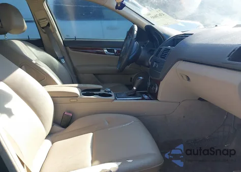 2011 Mercedes-Benz C 300 Luxury/Sport из США, поврежденный, VIN WDDGF5EB2BR168537